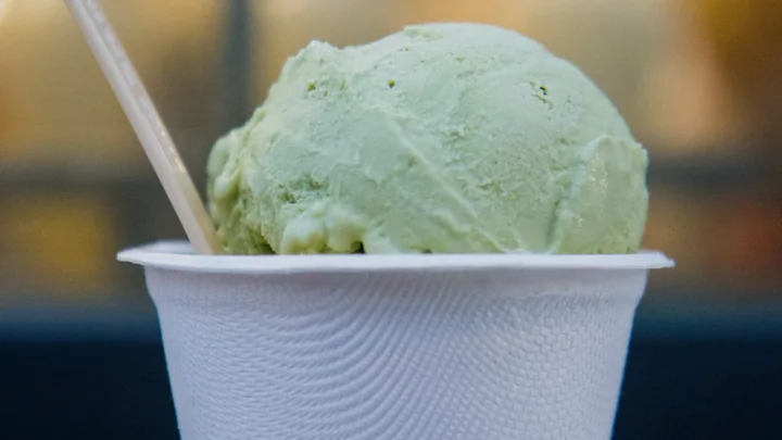 Eiskugel im Becher