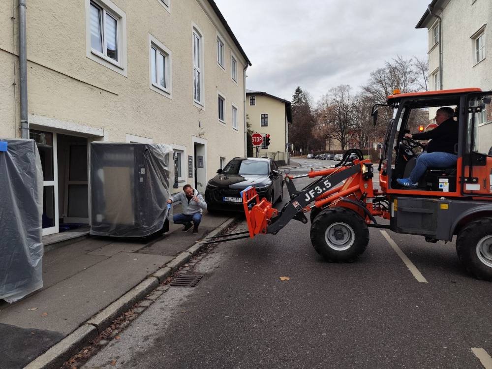 Anlieferung eines Verkaufsautomaten per Hoflader