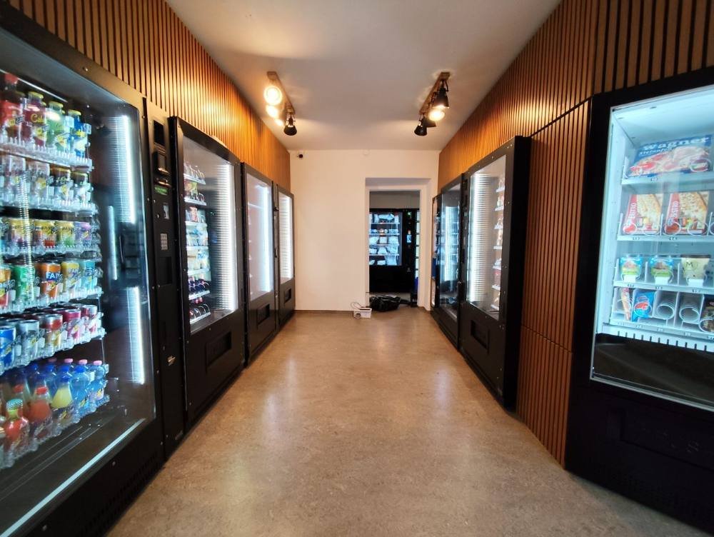 Automaten-Späti mit Getränke-, Snack- und TK-Automaten