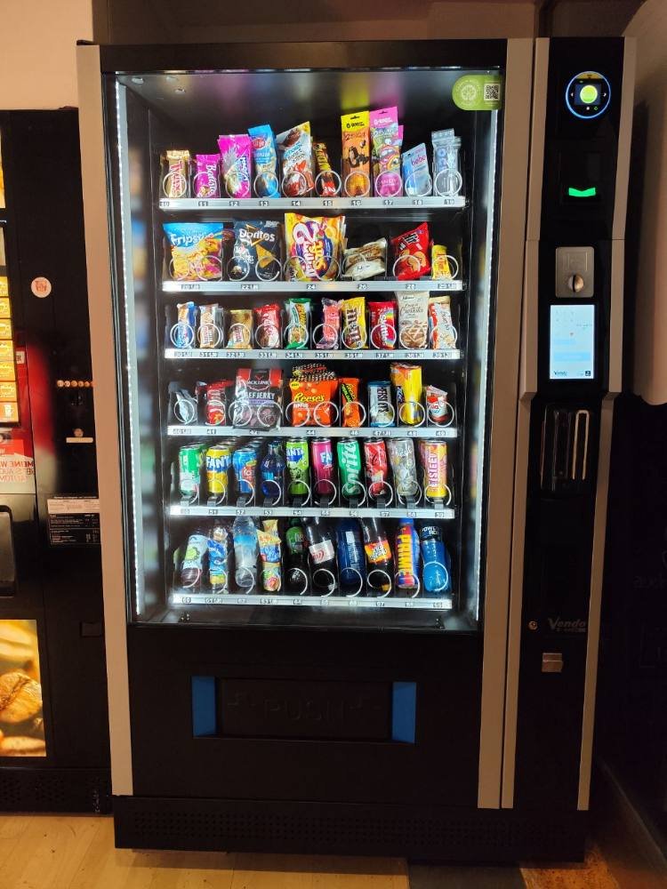 Snackautomat mit Touchdisplay im Foyer