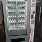 Eisautomat SandenVendo G-Frozen in der Vorbereitung