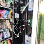 Inbetriebnahme eines GPE 50 Outdoor Spiralautomaten mit geöffneter Technikfront und angeschlossenen Kabeln