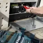 Reparatur der Kühlung am Outdoor-Automaten SandenVendo G-Snack SMXOD mit Werkzeugkoffer und Akkuschrauber