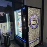 Sielaff SiLine Combi M Snackautomat bei Nachtbeleuchtung im Außenbereich in Betrieb genommen