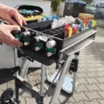 Umbau der Warenausgabe mit Spiralen und Motoren eines SandenVendo-Automaten im Freien