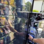 Wartung eines Currenza C2 Münzwechslers im geöffneten Snackautomaten